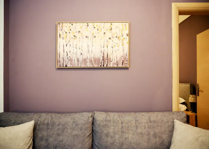 Modern Downtown Flat By Golden H&R