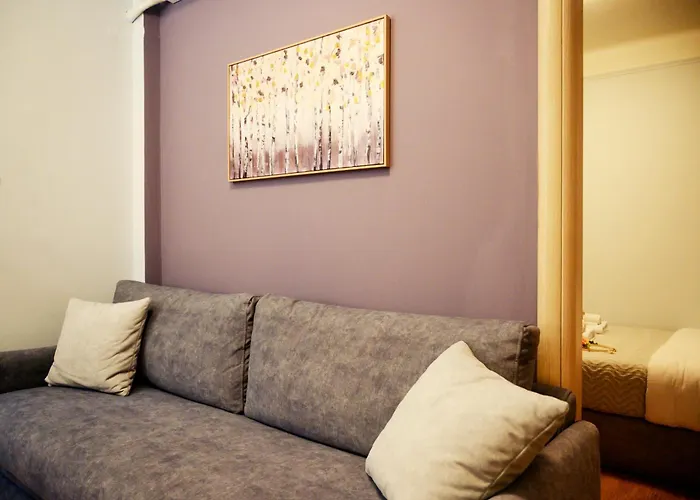Modern Downtown Flat By Golden H&R